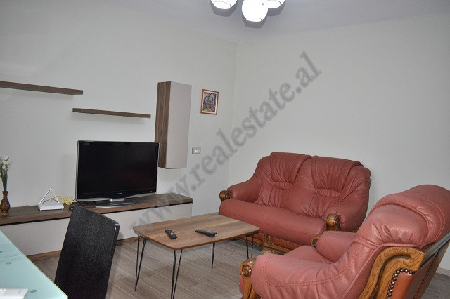 Apartament 1+1 me qira ne rrugen Tefta Tashko Koco, ne zone e Pazarit te Ri ne Tirane.
Shtepia esht